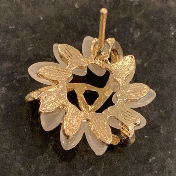 Elegant Flower Stud Earrings, Gold Tone & Faux Opal Unisex Floral, Great Gift! - Picture 7 of 10